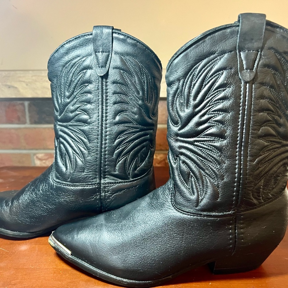 Black women’s a Cowgirl boots 7m